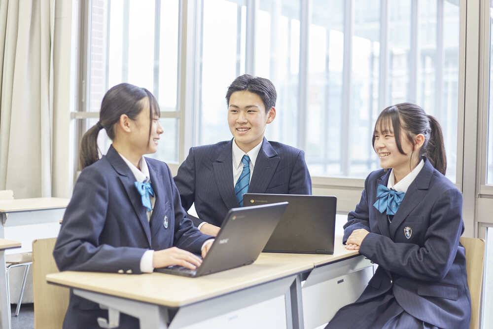 高校生3人が話している写真