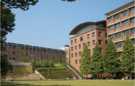 大学の校舎の画像