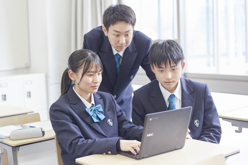 生徒3人がPCを見ている様子