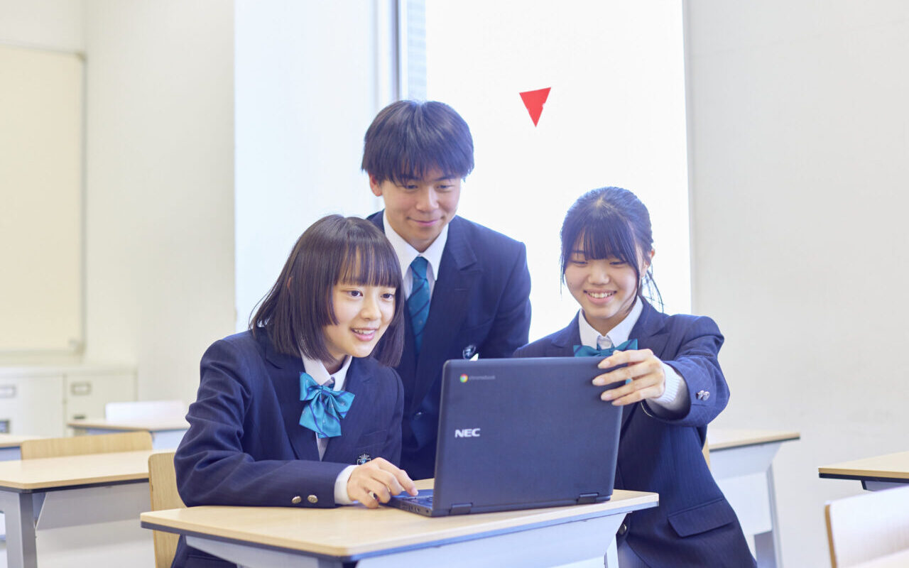 生徒3人がPCを見ている様子