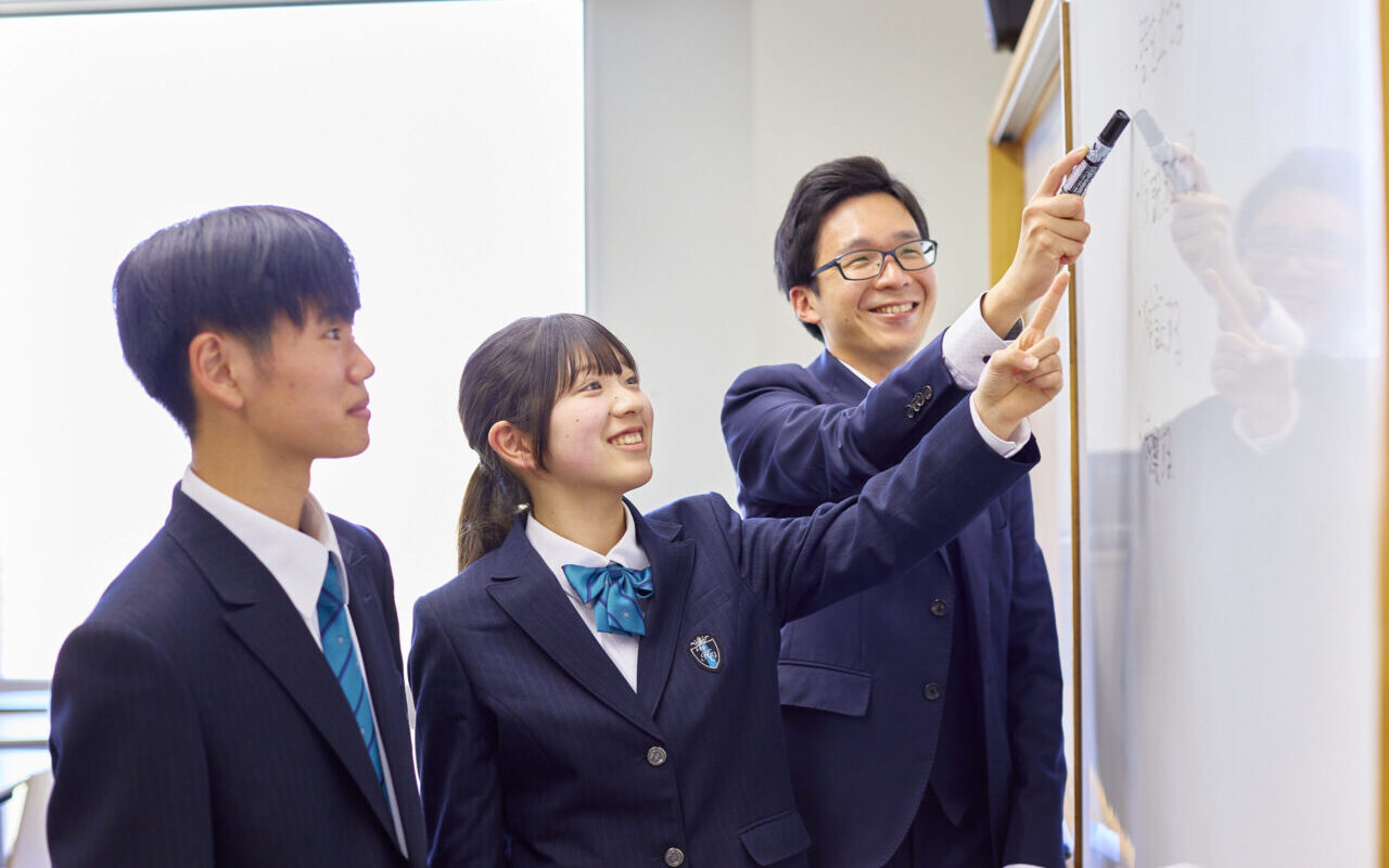 先生が授業をしている写真