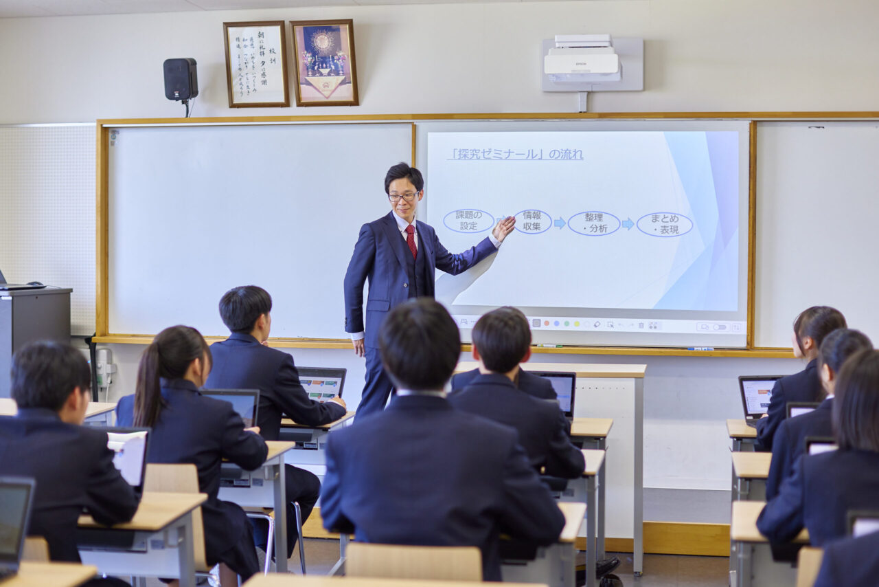 探究ゼミナールでの指導中