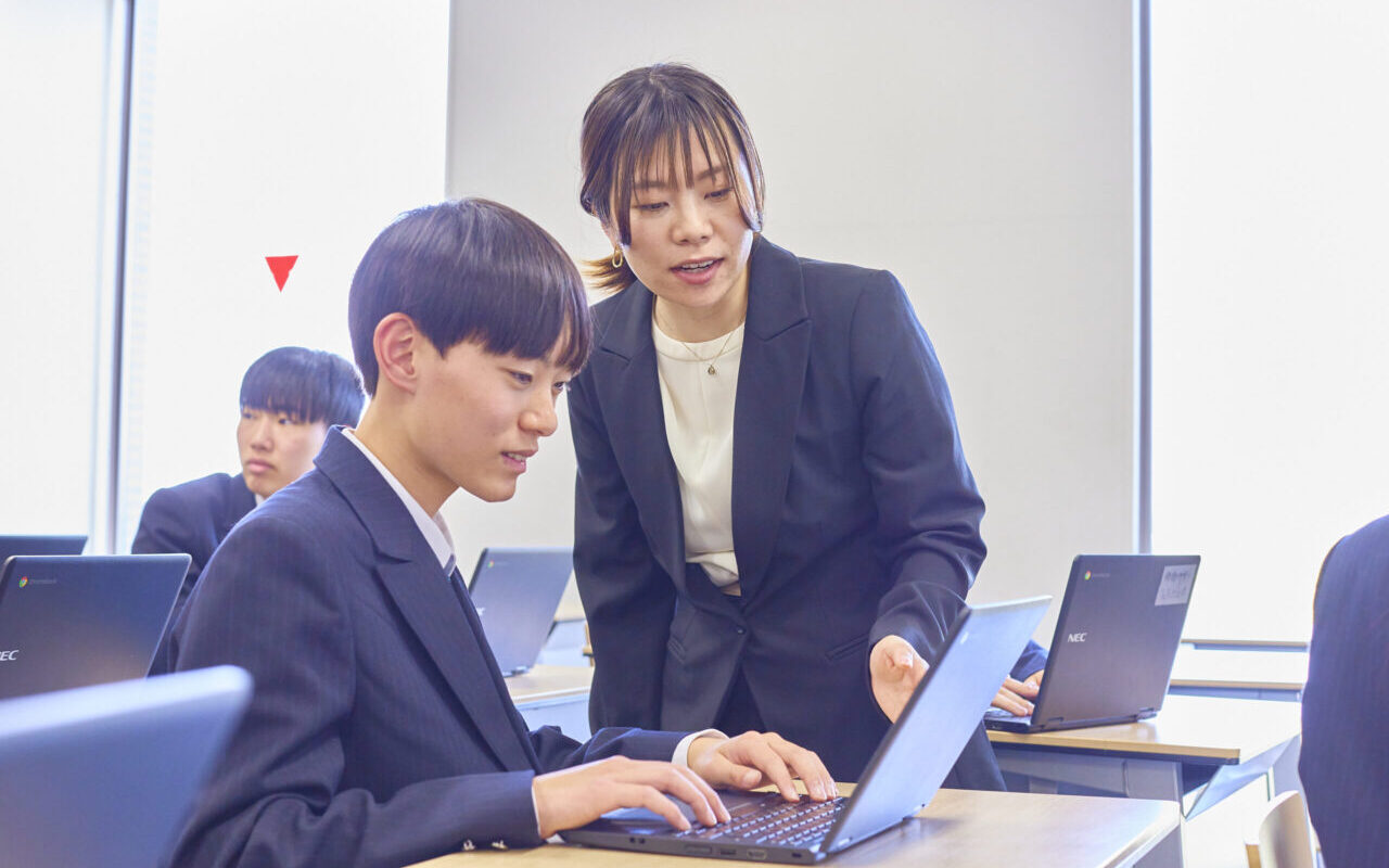 生徒を教えている様子