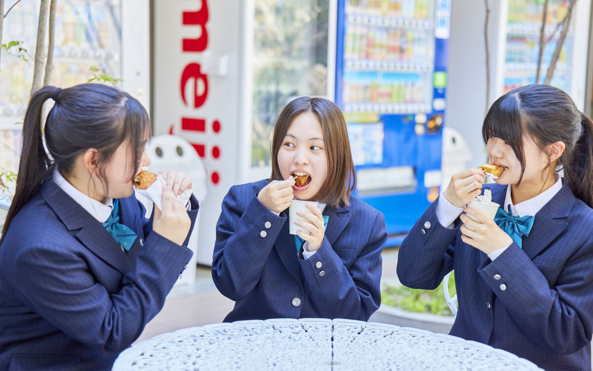 スイーツ食べる女子