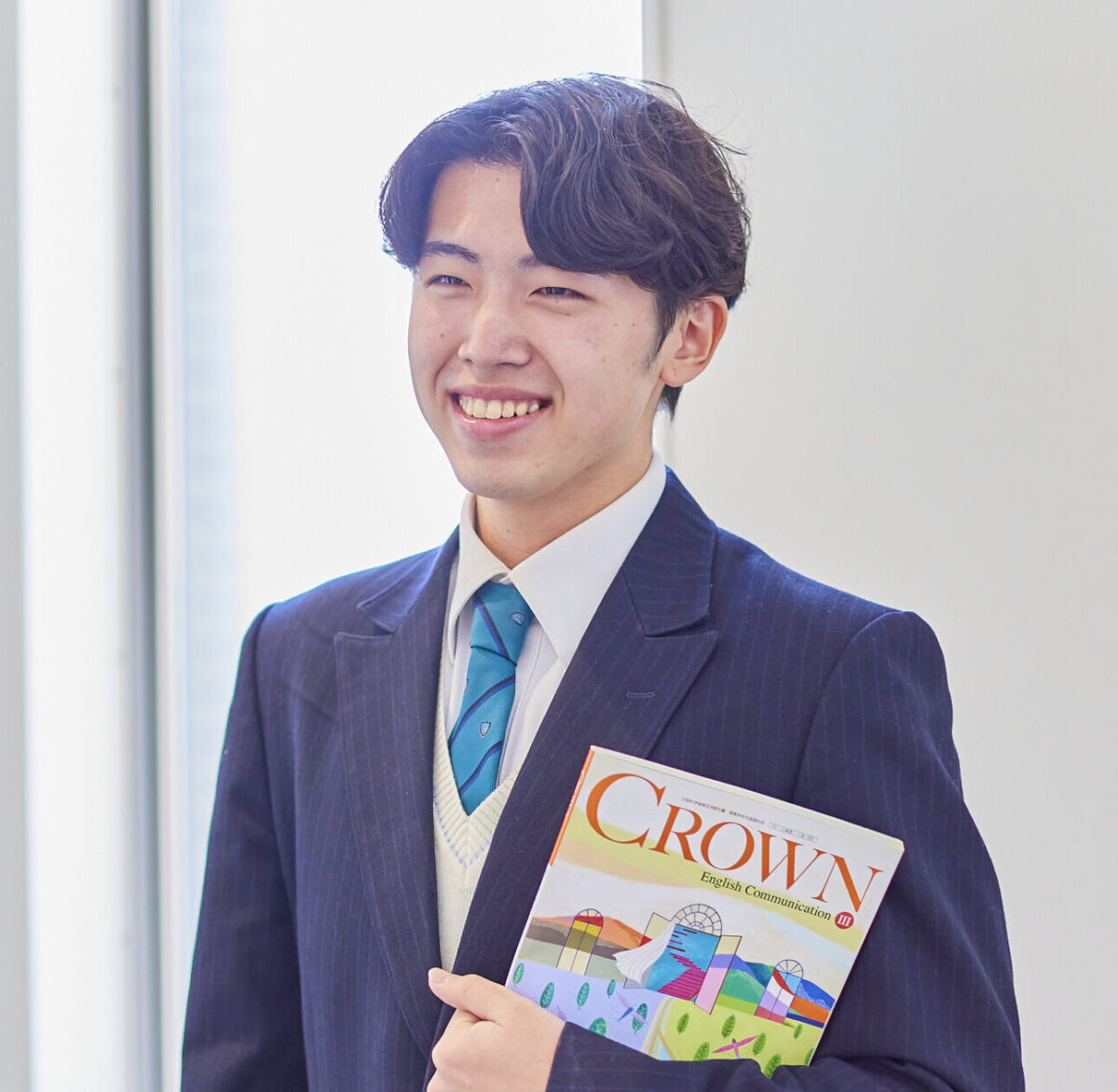 教科書を持って立っている学生