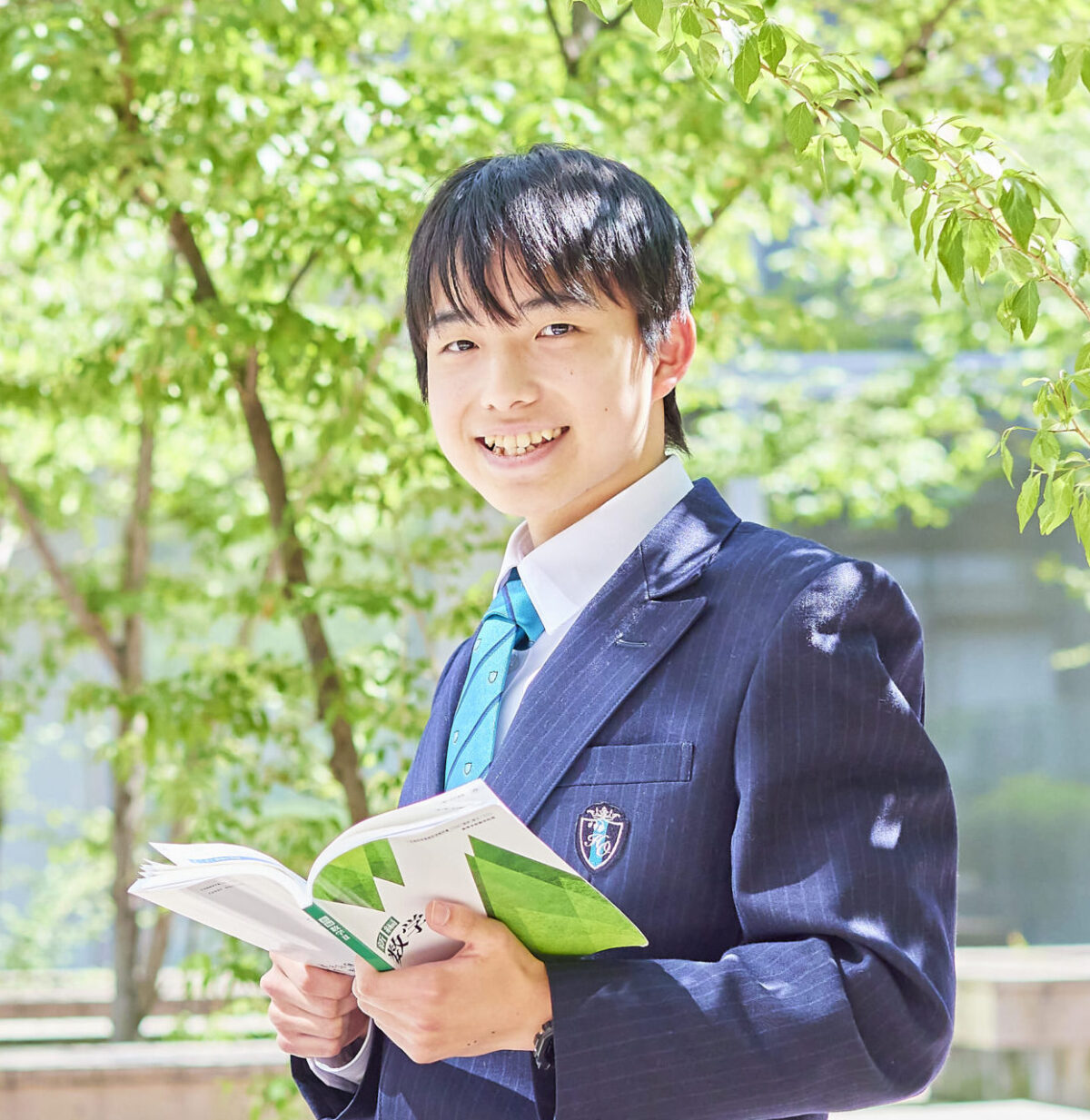 学生が立っている画像