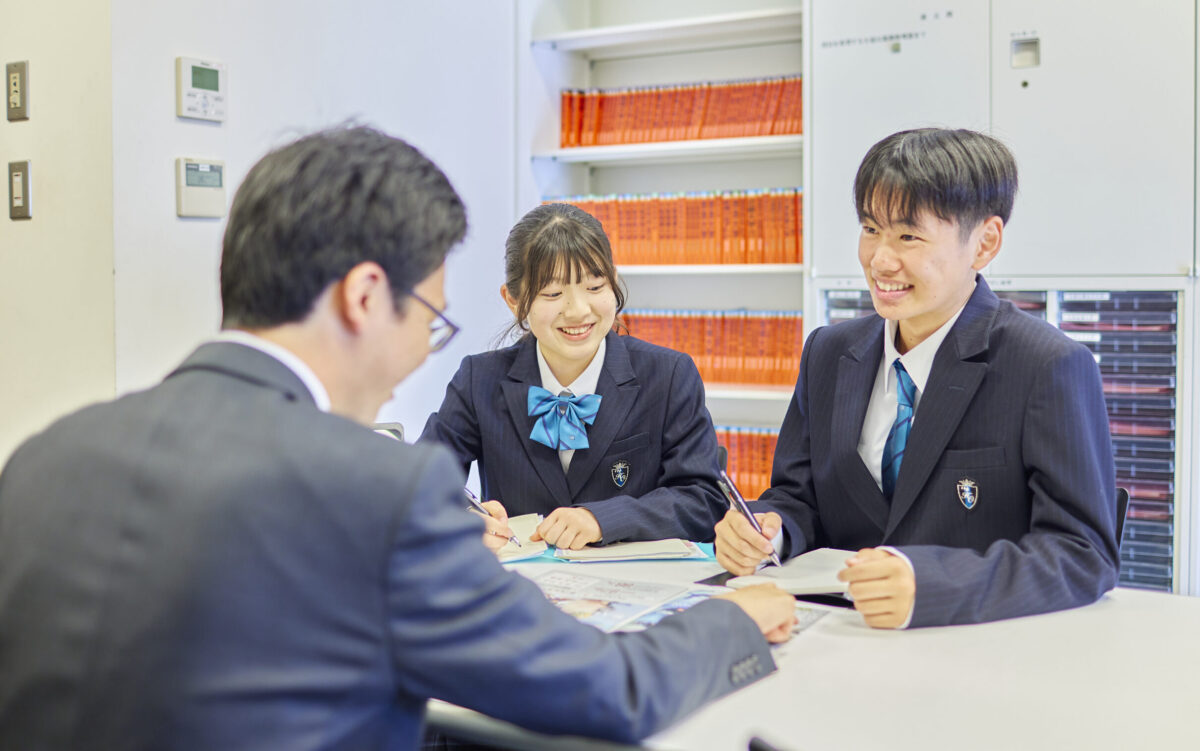 複数人の生徒と先生が会話をしている写真