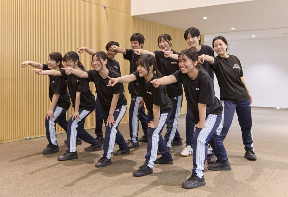 4人の女子生徒がバスケットをしている写真